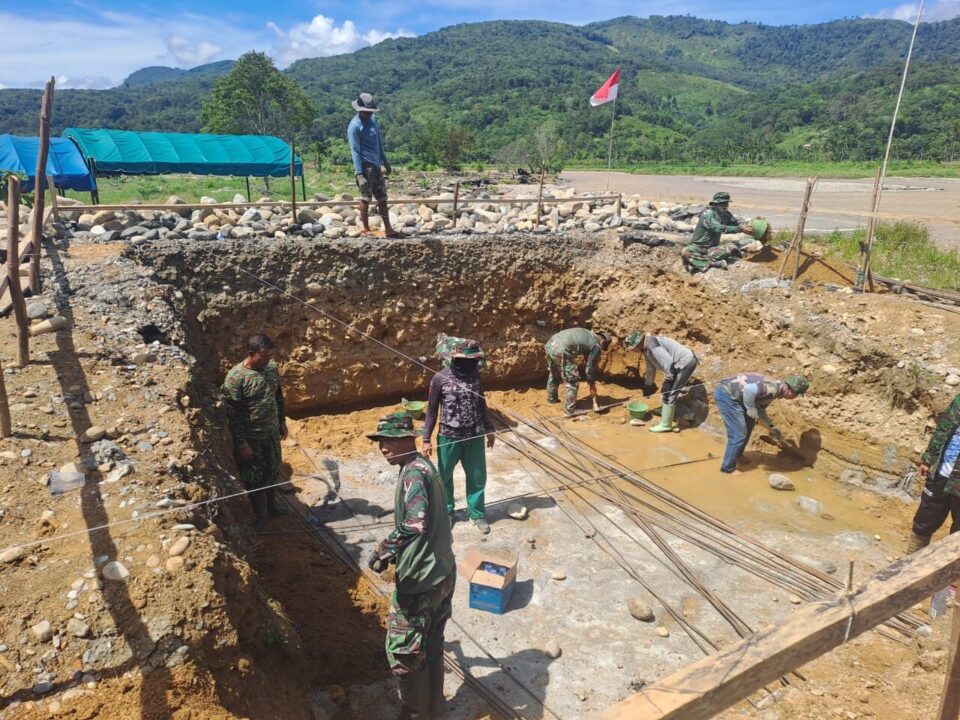 Pulihkan Akses Warga Badar, TNI dan Masyarakat Bangun Jembatan Gantung di Aceh Tenggara