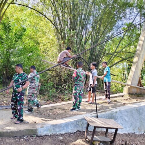 Pulihkan Akses Warga Padang Bolak Julu, TNI dan Masyarakat Bangun Jembatan Gantung