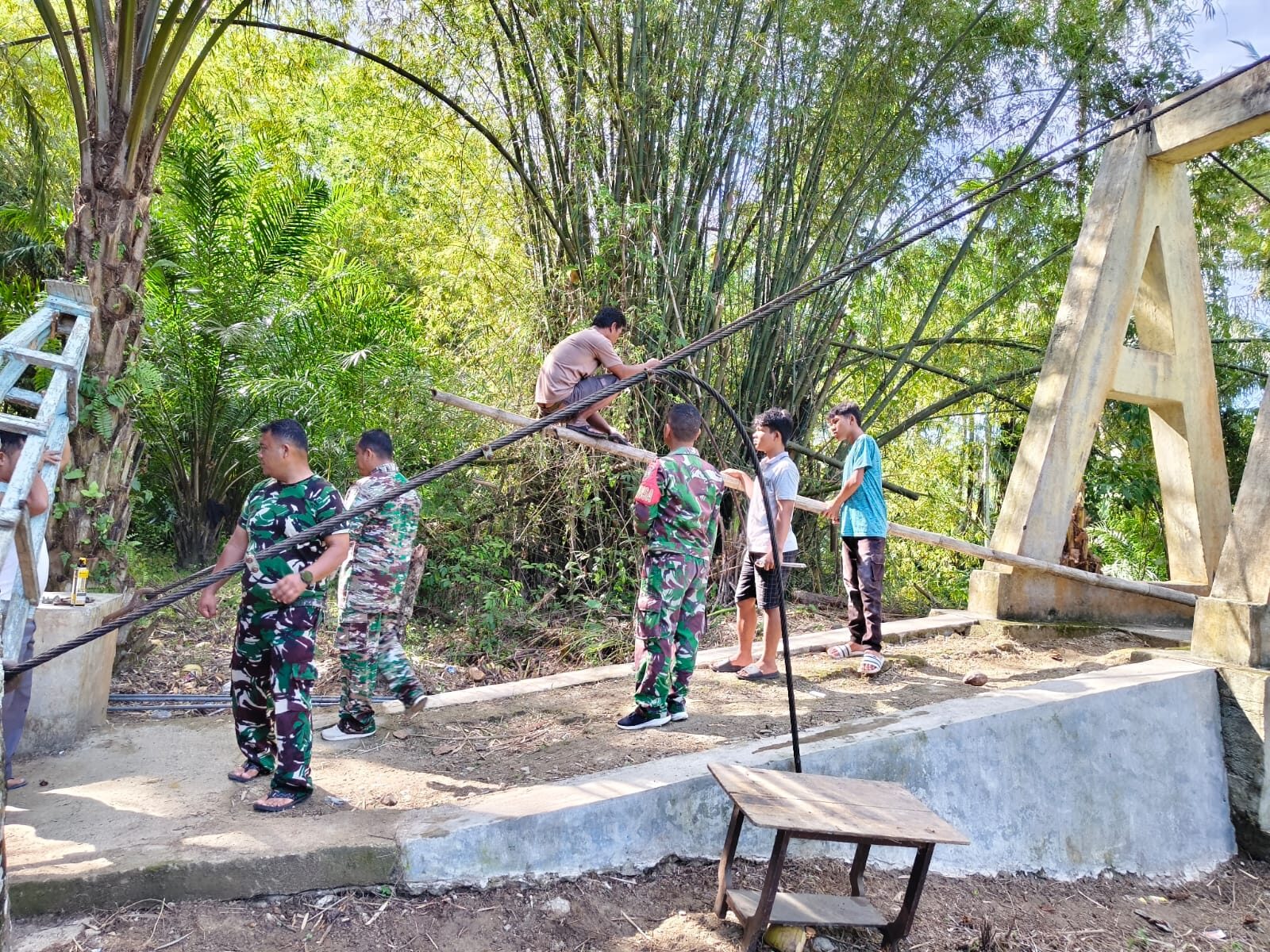 Pulihkan Akses Warga Padang Bolak Julu, TNI dan Masyarakat Bangun Jembatan Gantung