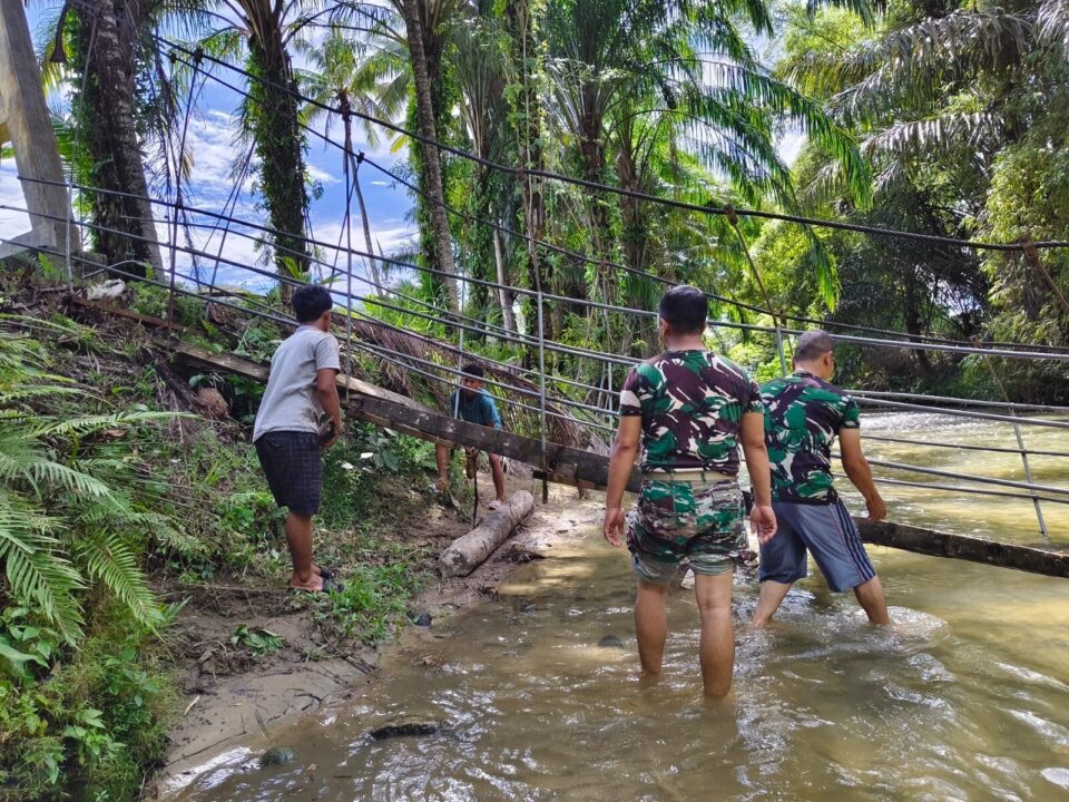 Pulihkan Akses Warga Padang Bolak Julu, TNI dan Masyarakat Bangun Jembatan Gantung