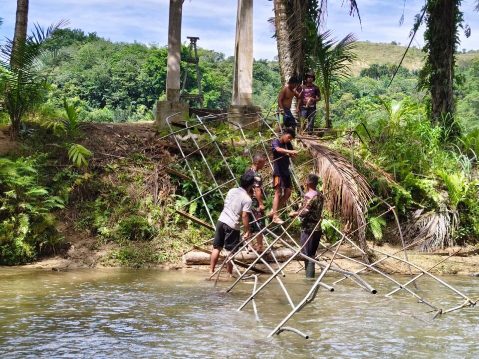 Pulihkan Akses Warga Padang Bolak Julu, TNI dan Masyarakat Bangun Jembatan Gantung
