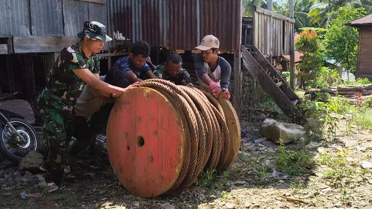 Pulihkan Akses Warga Padang Bolak Julu, TNI dan Masyarakat Bangun Jembatan Gantung
