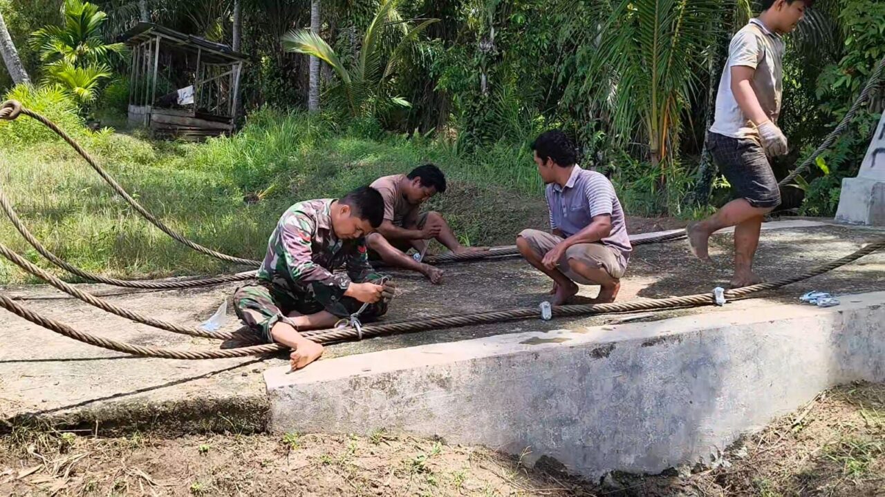 Pulihkan Akses Warga Padang Bolak Julu, TNI dan Masyarakat Bangun Jembatan Gantung