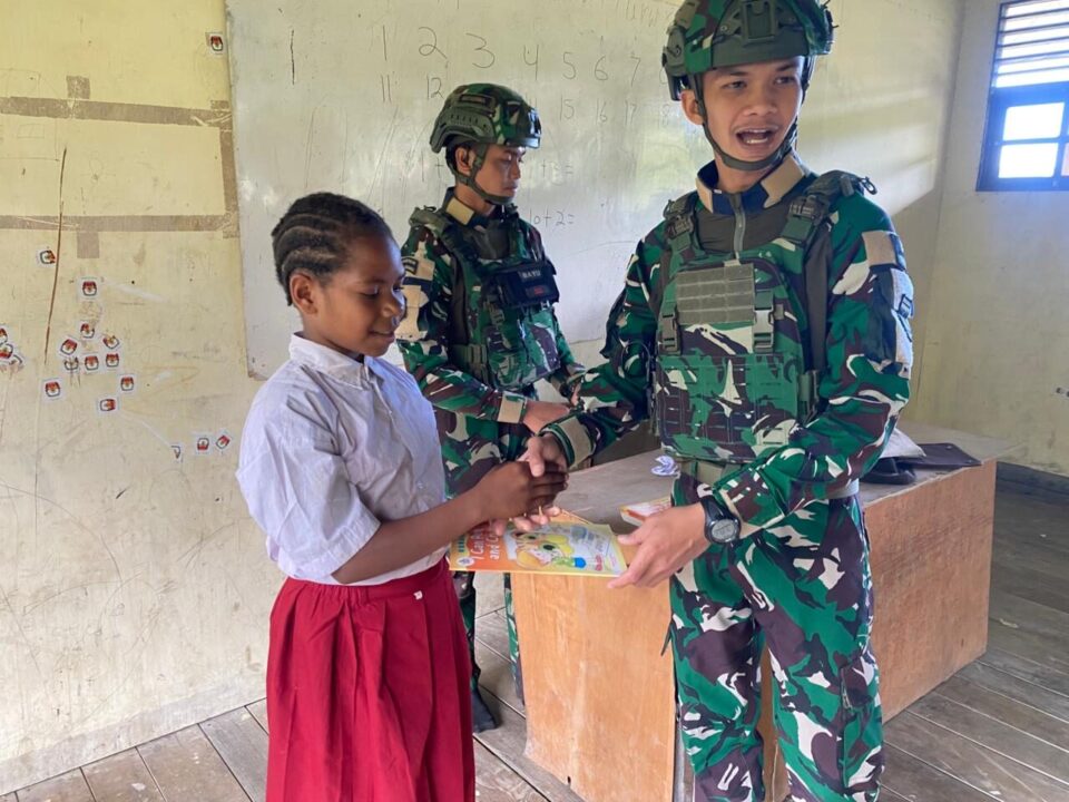 Hadir di Kalome, TNI Bangkitkan Semangat Belajar Anak-anak Perbatasan Papua