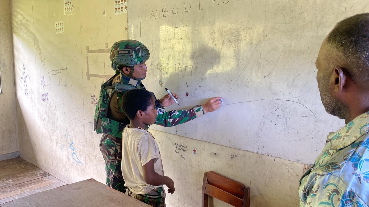 Hadir di Kalome, TNI Bangkitkan Semangat Belajar Anak-anak Perbatasan Papua