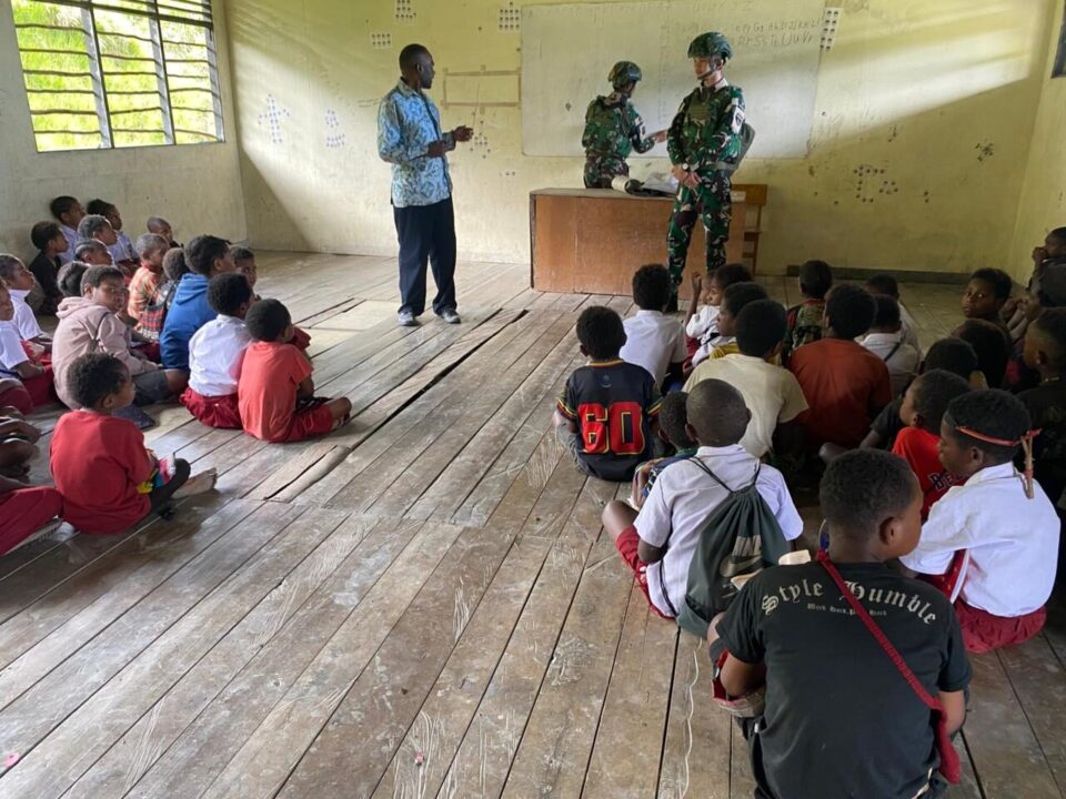 Hadir di Kalome, TNI Bangkitkan Semangat Belajar Anak-anak Perbatasan Papua