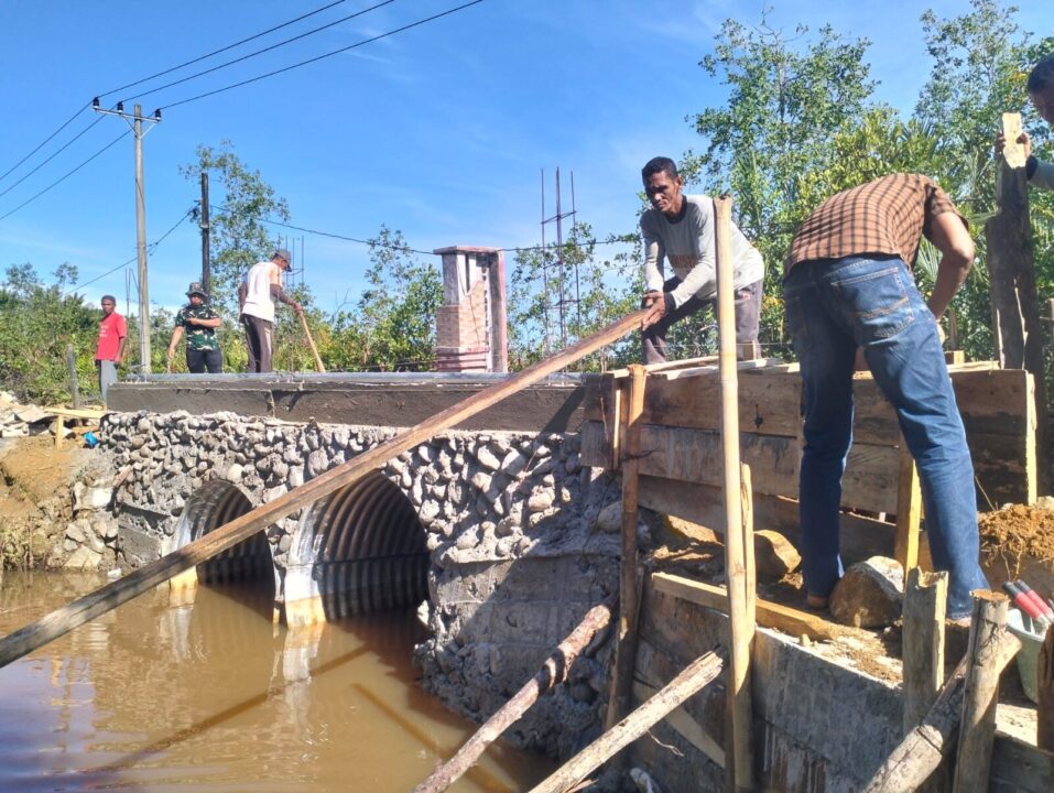 Gotong Royong Jadi Kunci, TNI dan Warga Kebut Pembangunan 2 Jembatan Armco di Aceh Selatan