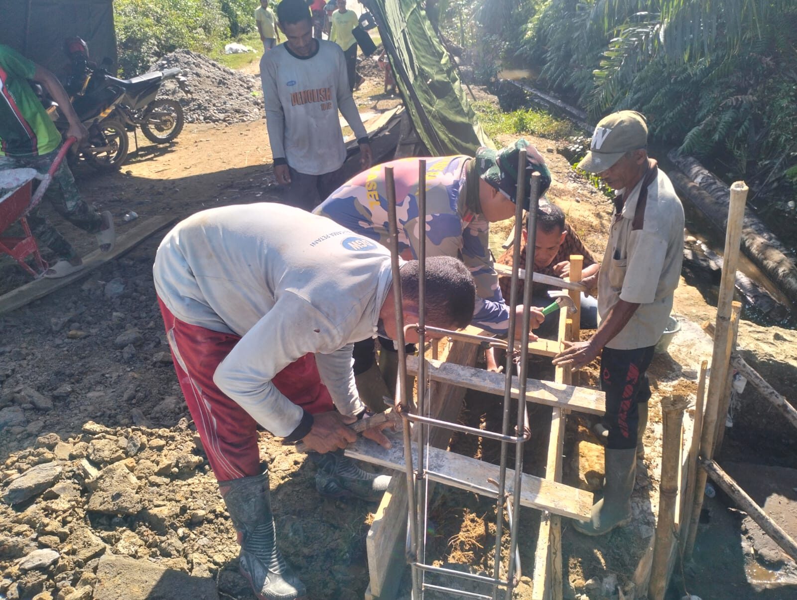 Gotong Royong Jadi Kunci, TNI dan Warga Kebut Pembangunan 2 Jembatan Armco di Aceh Selatan