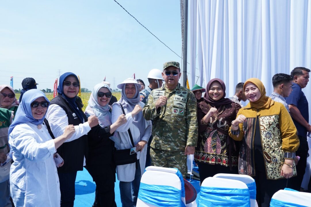 Dukung Ketahanan Pangan Nasional, Kasad Hadiri Panen Raya Kedelai di Nganjuk
