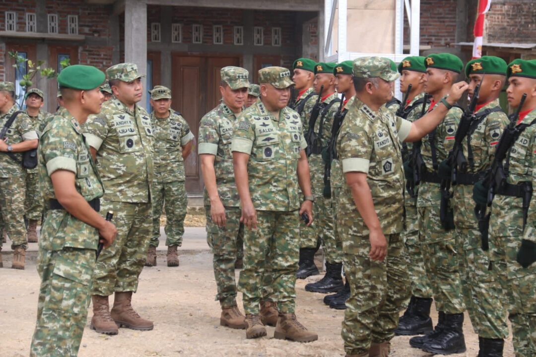 Wakasad Dampingi Wapang TNI Tinjau Kesiapan Yonif TP 936/SJ