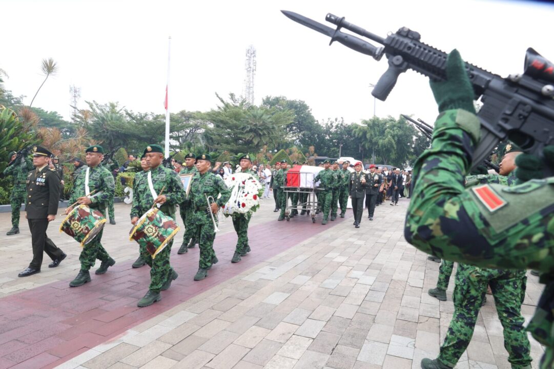 Kasad Beri Penghormatan Terakhir kepada Jenderal TNI (Purn) Ryamizard Ryacudu