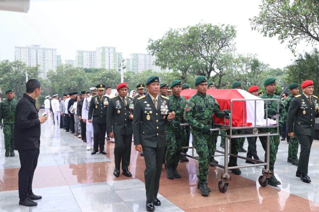 Kasad Beri Penghormatan Terakhir kepada Jenderal TNI (Purn) Ryamizard Ryacudu