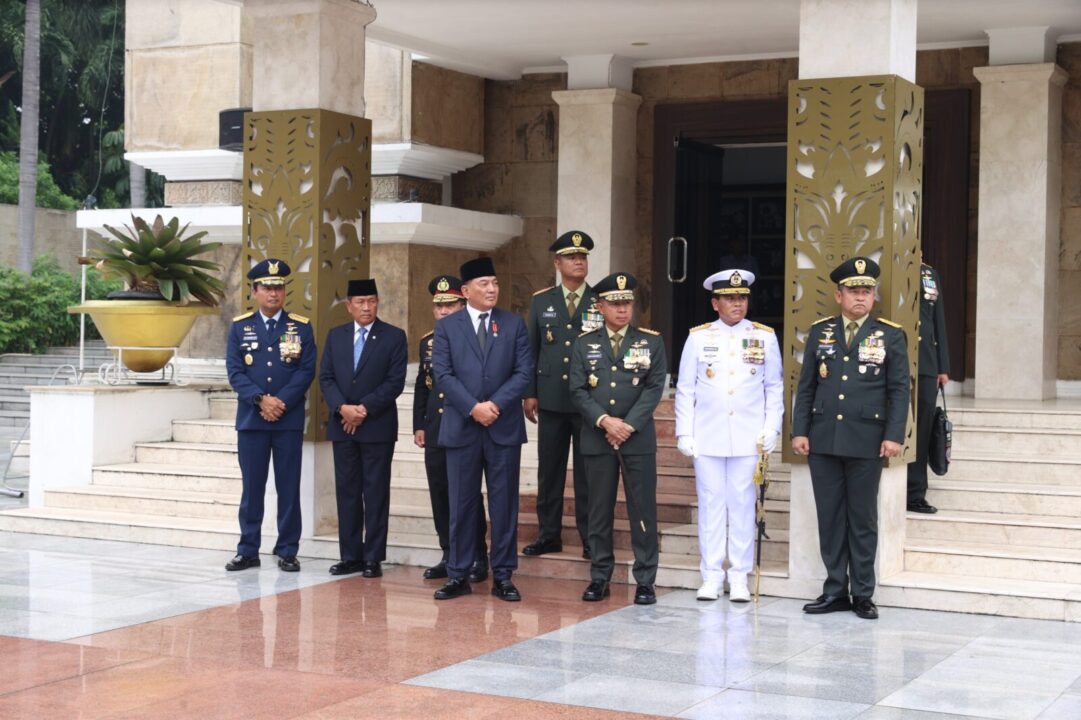 Kasad Beri Penghormatan Terakhir kepada Jenderal TNI (Purn) Ryamizard Ryacudu