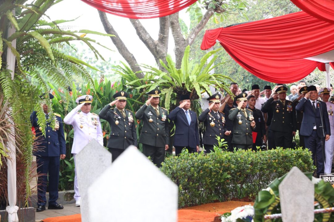Kasad Beri Penghormatan Terakhir kepada Jenderal TNI (Purn) Ryamizard Ryacudu