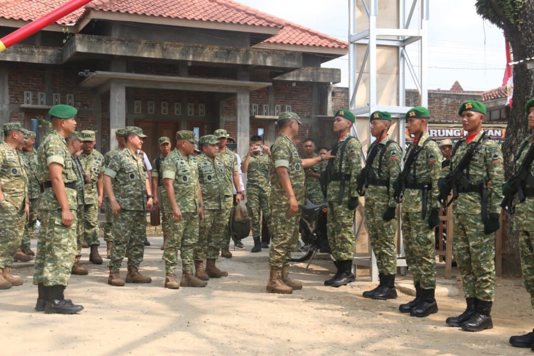 Wakasad Dampingi Wapang TNI Tinjau Kesiapan Yonif TP 936/SJ
