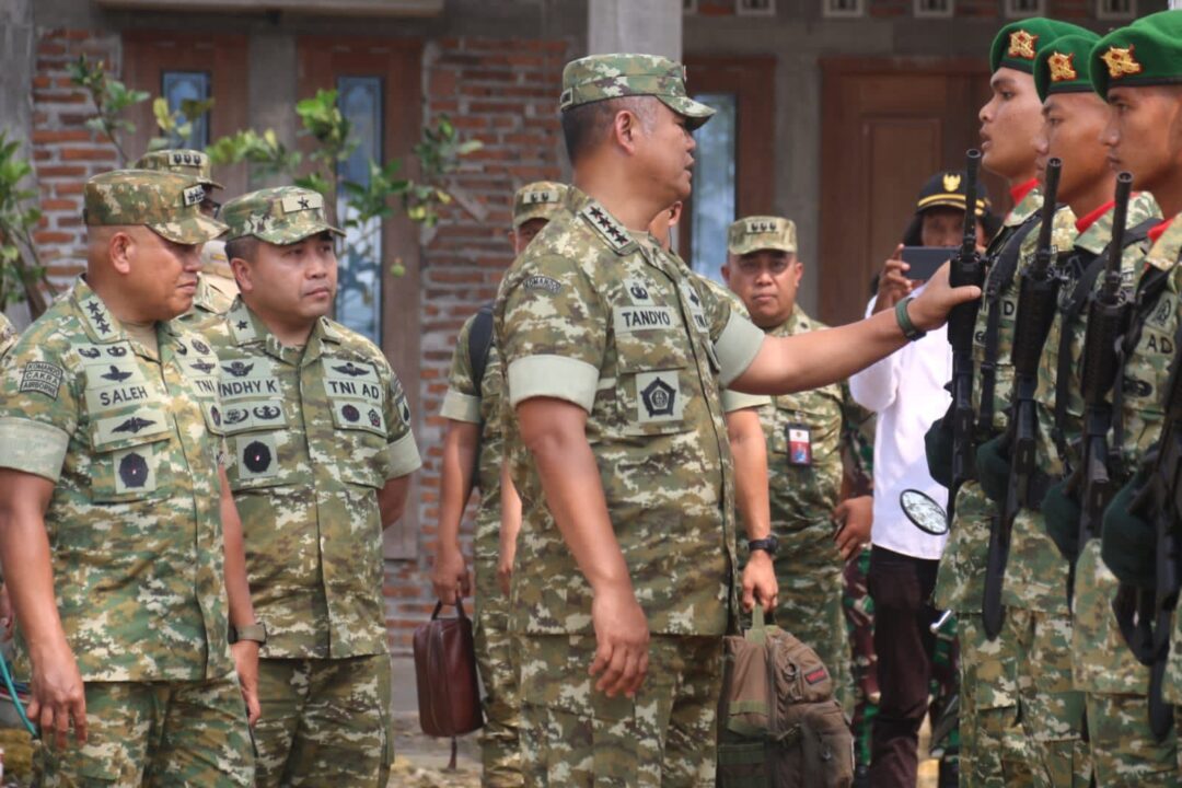 Wakasad Dampingi Wapang TNI Tinjau Kesiapan Yonif TP 936/SJ
