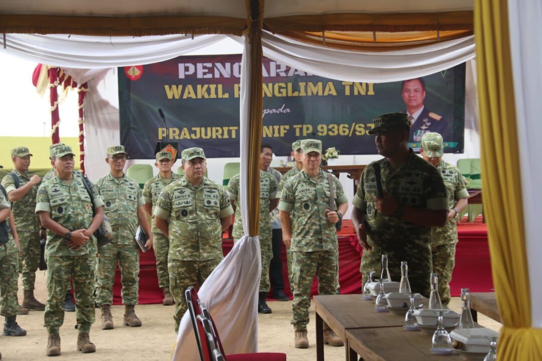 Wakasad Dampingi Wapang TNI Tinjau Kesiapan Yonif TP 936/SJ