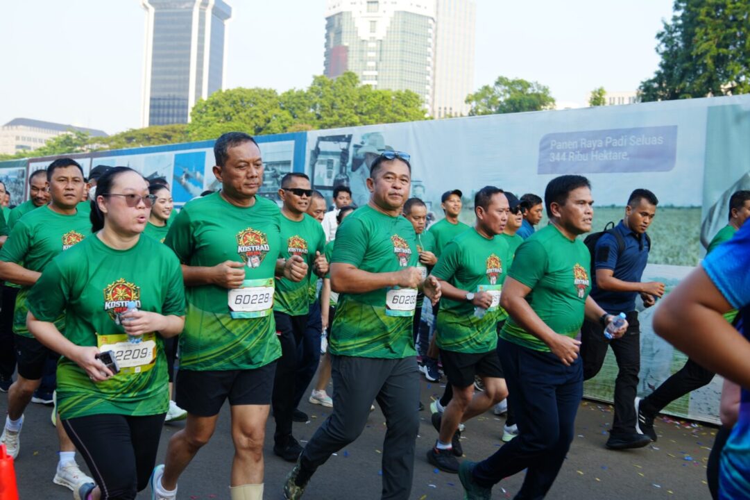 Meriahkan HUT ke-65 Kostrad, Kasad Lari Bersama 10 Ribu Peserta