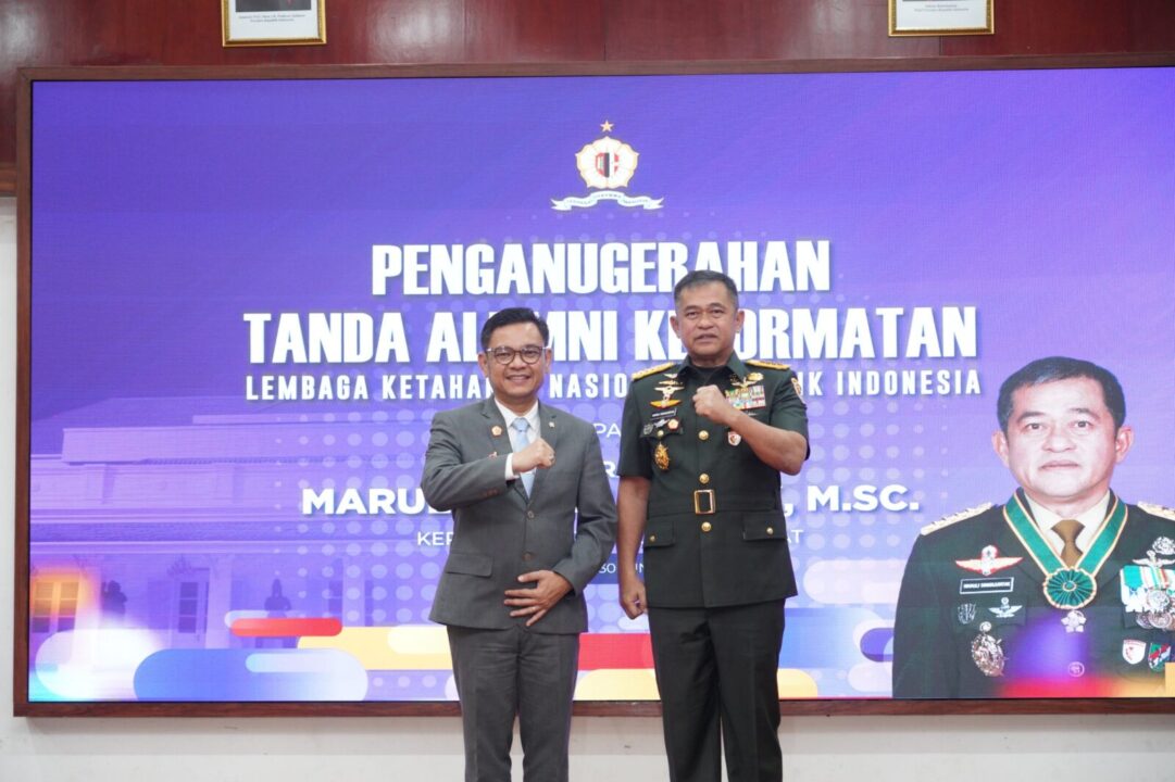 Perkuat Ketahanan Nasional, Kasad Dianugerahi Tanda Alumni Kehormatan Lemhannas RI