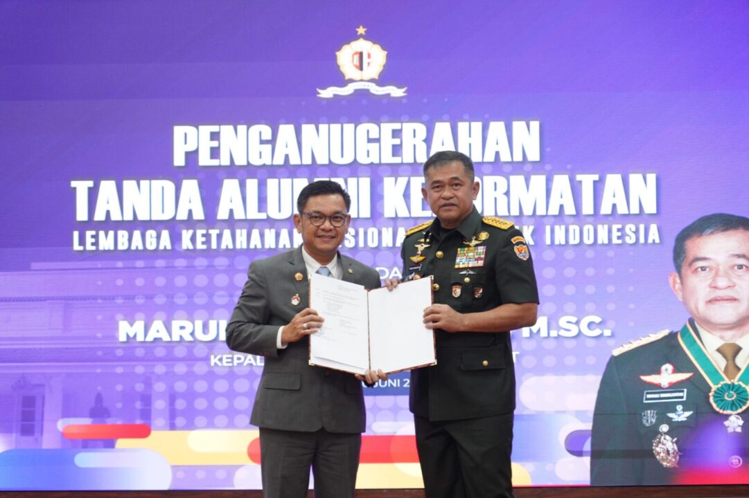 Perkuat Ketahanan Nasional, Kasad Dianugerahi Tanda Alumni Kehormatan Lemhannas RI