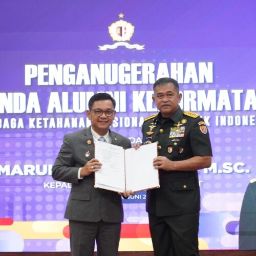 Perkuat Ketahanan Nasional, Kasad Dianugerahi Tanda Alumni Kehormatan Lemhannas RI