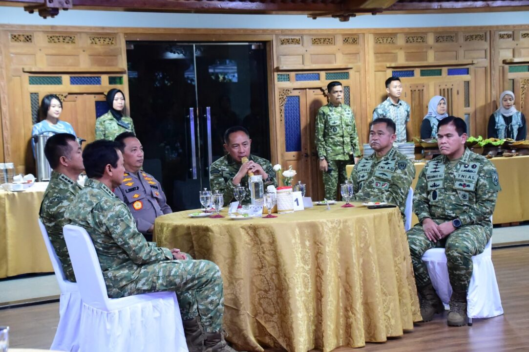 Kasad Dampingi Panglima TNI Terima Kunjungan Silaturahmi Kapolri di Mabes TNI