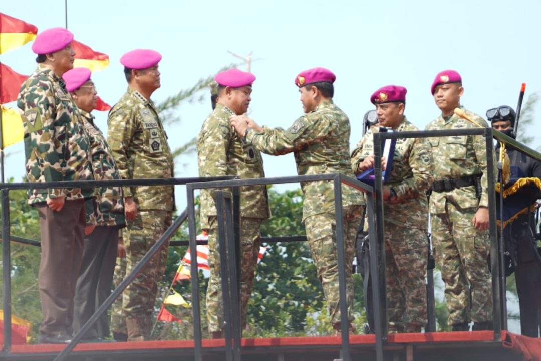 Kasad Dikukuhkan sebagai Warga Kehormatan Korps Marinir TNI AL