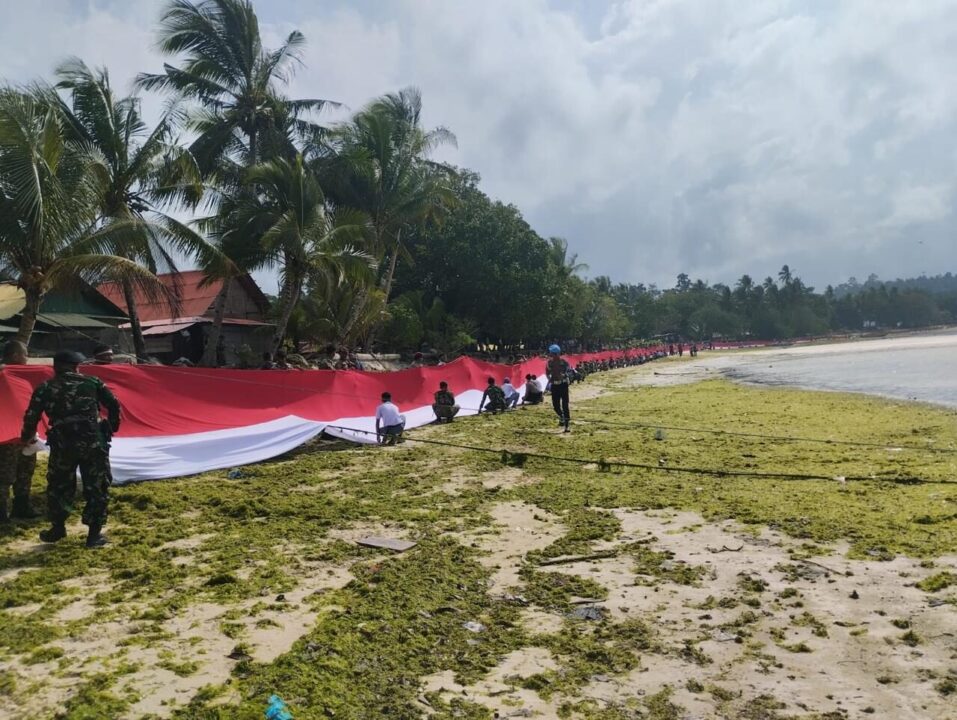 Dari Pesisir Aboru, 500 Meter Merah Putih Berkibar untuk Indonesia