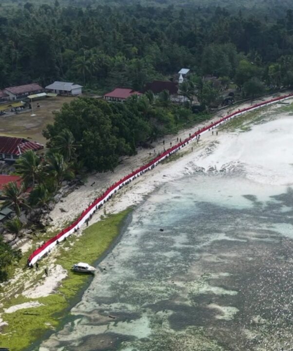 Dari Pesisir Aboru, 500 Meter Merah Putih Berkibar untuk Indonesia