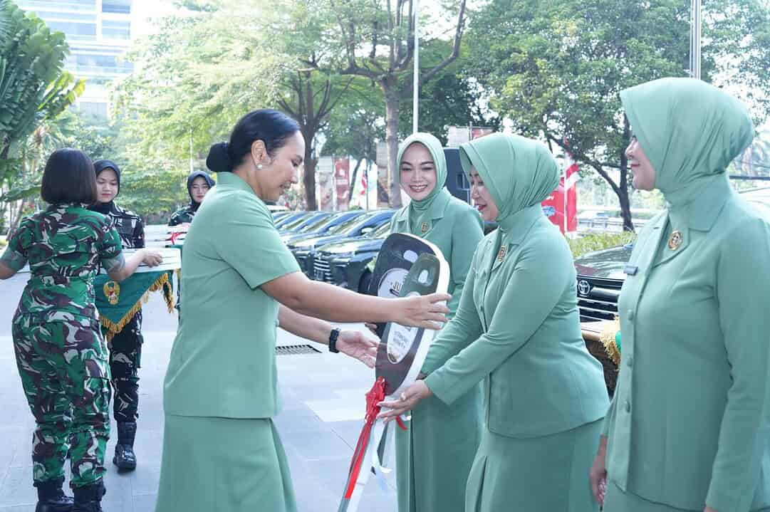 TNI AD Serahkan Kendaraan kepada Pemenang Lomba Posyandu dan Istri Danyon Berdampak