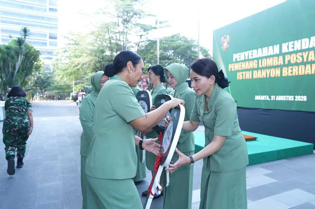 TNI AD Serahkan Kendaraan kepada Pemenang Lomba Posyandu dan Istri Danyon Berdampak
